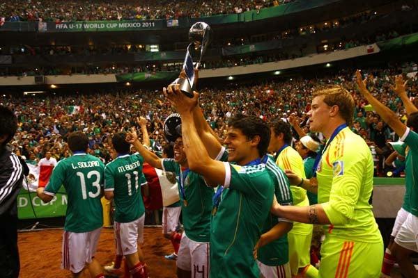 El Campeón dio la vuelta a la cancha del Azteca. FOTO: ESTEBAN LÓPEZ