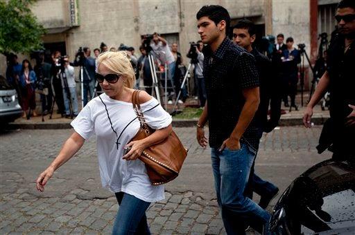 Su actual pareja, quien también fuera su representante cuando era jugador, lo acompañó. FOTO: AP