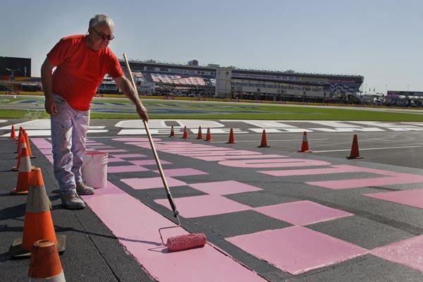 La Nascar no se quedó atrás y pintó las líneas de arranque en rosa. | EFE