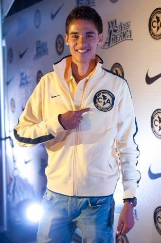 Diego Reyes porta la sudadera conmemorativa (FOTO: CÉSAR VICUÑA)