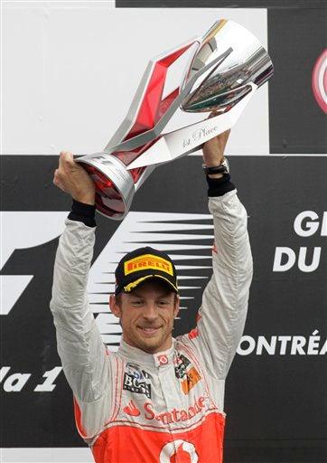 El de McLaren alza el trofeo que lo convierte en ganador. (FOTO: AP)