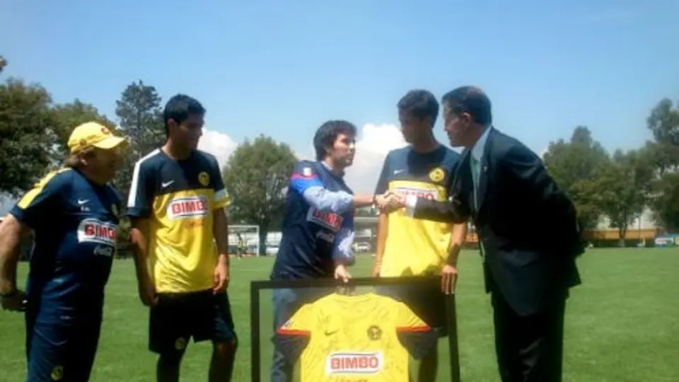 América rinde homenaje a Checo Pérez