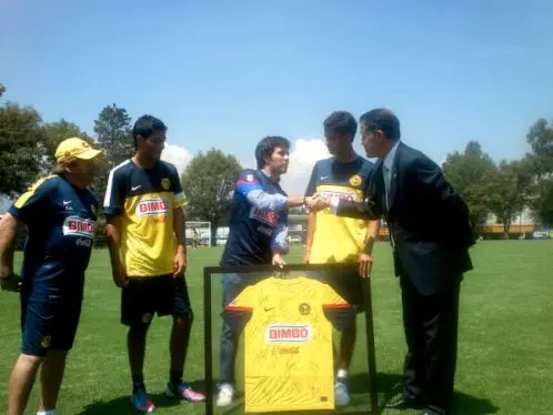 América rinde homenaje a Checo Pérez