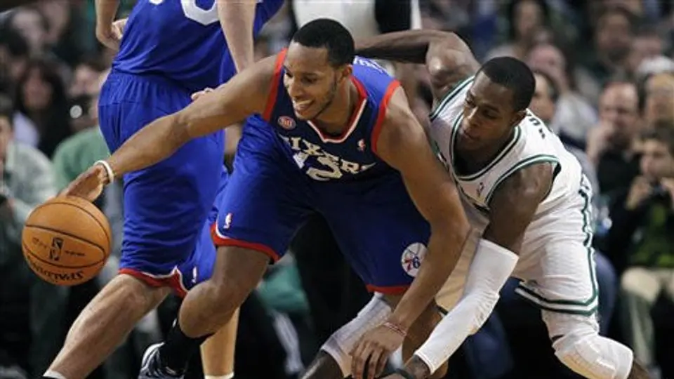 Turner impulsa a 76ers en el triunfo sobre Celtics