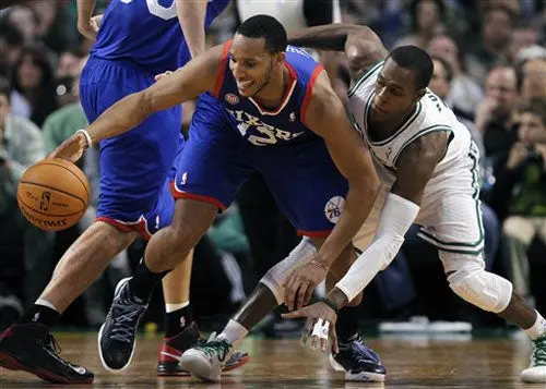 Turner impulsa a 76ers en el triunfo sobre Celtics