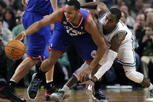 Turner impulsa a 76ers en el triunfo sobre Celtics