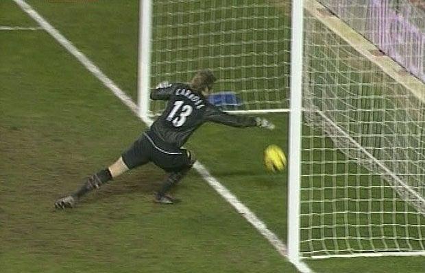 Roy Carroll sacó de su portería un remate de Pedro Mendes | ESPECIAL