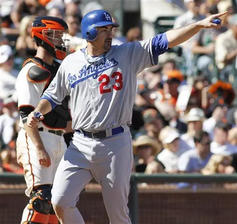 González colabora en victoria de Dodgers