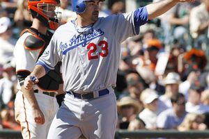 González colabora en victoria de Dodgers