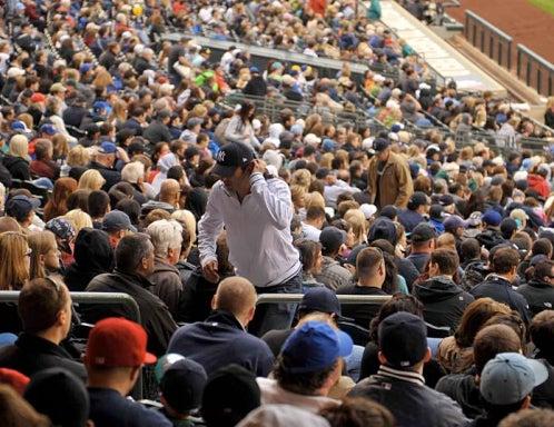 Aldo de Nigris también se dio tiempo para disfrutar del beisbol.  FOTO: ULISES BRAVO