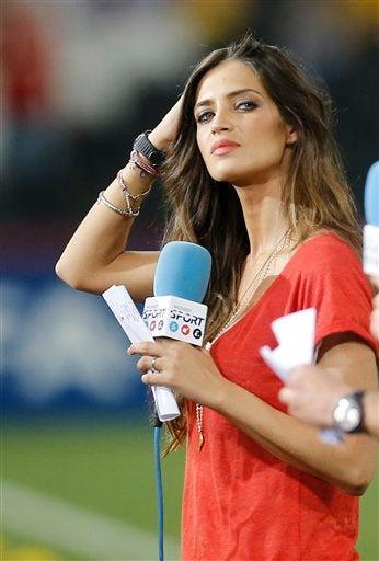 Sara Carbonero realizando su trabajo y apoyando a Iker l AP