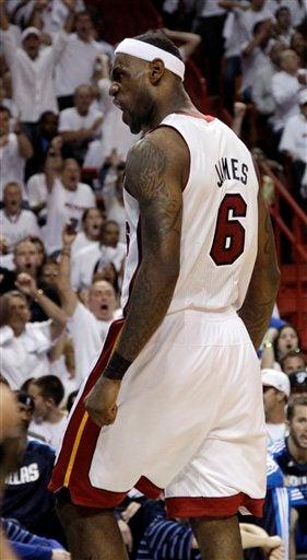 La dupla James-Wade se adjudicó 46 puntos para venir de atrás; se llevan la primera victoria de la serie. FOTO: AP