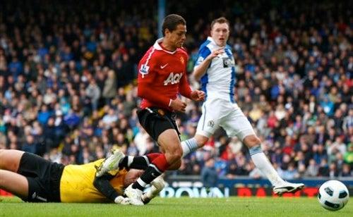(FOTO: AP) Chicharito ocasionó el penal del empate