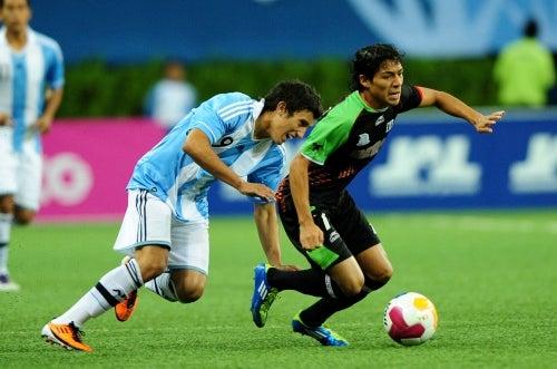 El balón se pelea con todo (FOTO: SAÚL MOLINA)