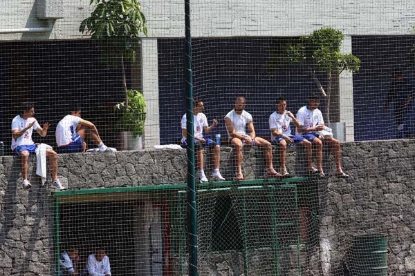 Los jugadores del Cruz Azul se relajaron después de la práctica (FOTO: ESTEBAN LÓPEZ)