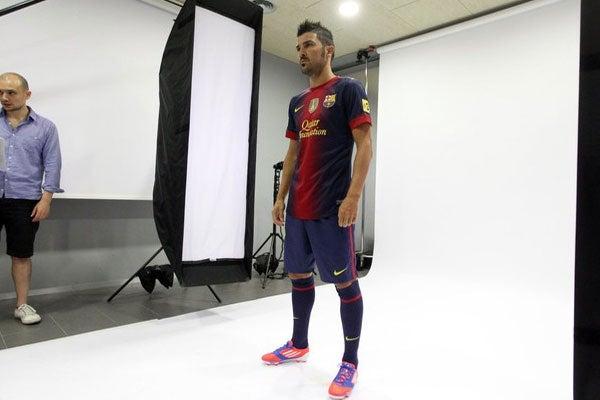 David Villa frente a la cámara mostrando su uniforme.