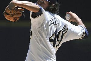 Gallardo poncha a 14 en triunfo de Milwaukee