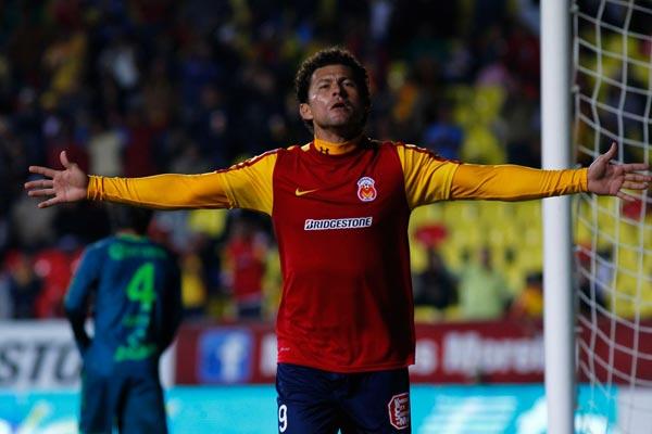 Sabah marcó 1 de los 2 tantos que Morelia le propinó al Campeón Santos. | ESTEBAN LÓPEZ