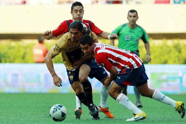 Marco Fabián y Palencia disputan el balón (FOTO: MEXSPORT)