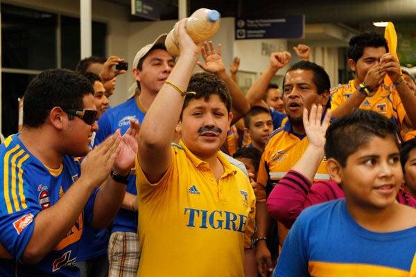 Sin importar las altas horas de la noche, esperaron el arribo de los auriazules. FOTO: ISRAEL MARTÍNEZ