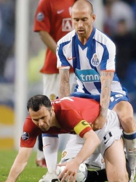 Ryan Giggs y Raul Meireles pegados como perritos.