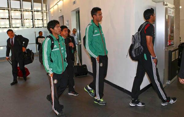 En grupos los jugadores  a su salida del Aeropuerto Internacional de la Ciudad de México. FOTO: BERNARDO MALDONADO