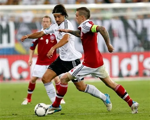 Sami Khedira y Daniel Agger peleando el balón l AP