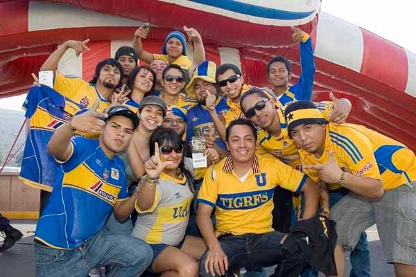 Los Tigres invaden el Omnilife (FOTO: HÉCTOR CARVAJAL)