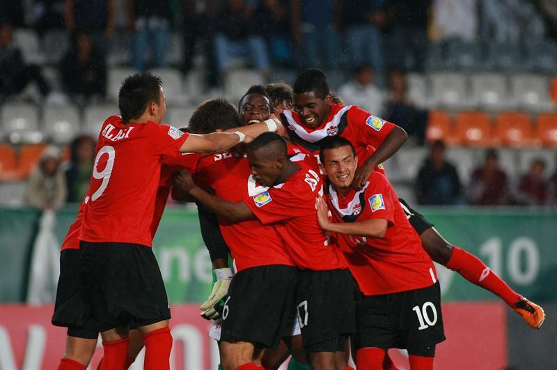 Los jugadores celebran el empate 2-2 que los mantiene con vida en el torneo. FOTO: EFE