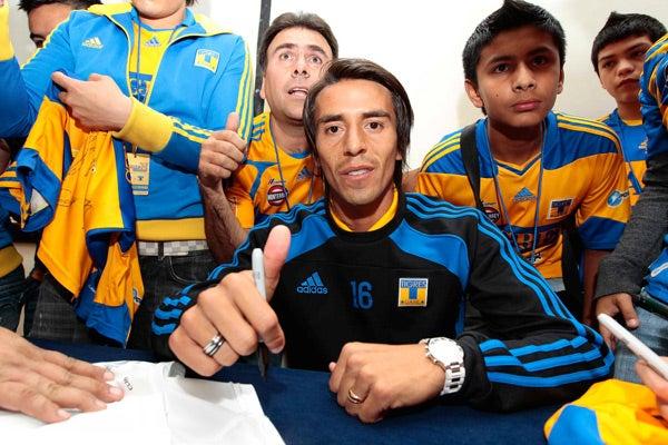 Además de fotos pudieron obtener la firma de los jugadores. FOTO: DANIEL GÁMEZ