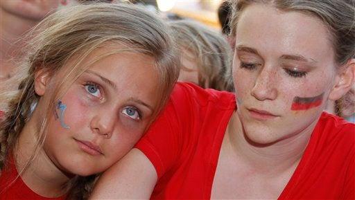 Alemanes siguieron desde Munich el resultado, que tomaron con tristeza. FOTO: AP