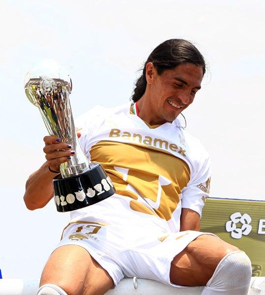 Palencia festeja con el trofeo sobre una de las porterías (FOTO: BERNARDO MALDONADO)