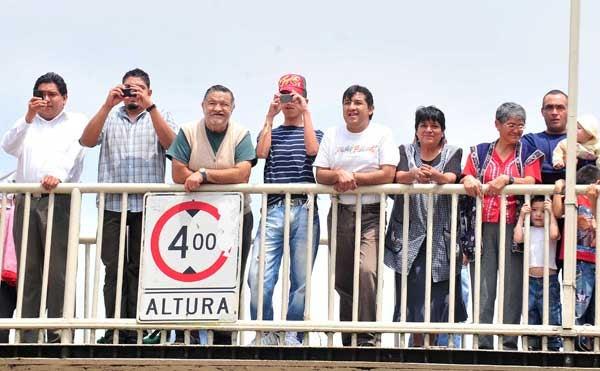 Aficionados subieron a los puentes peatonales para saludar a los Campeones. FOTO: MIGUEL PONTÓN