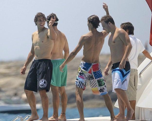 Nadal disfrutó del momento con algunos de sus amigos. (FOTO: CORTESÍA DAILY MAIL)