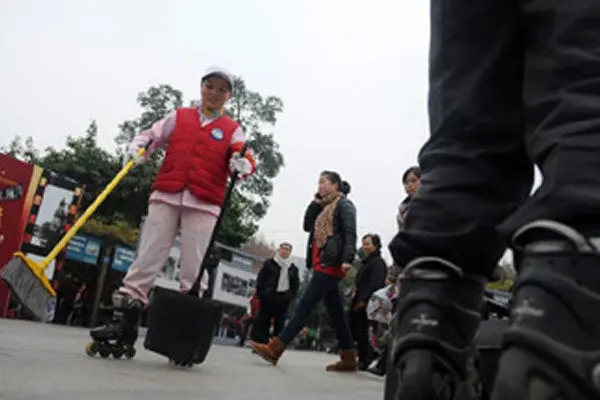 Hospital contrata personal de limpieza en patines