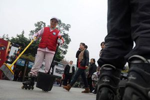 Hospital contrata personal de limpieza en patines