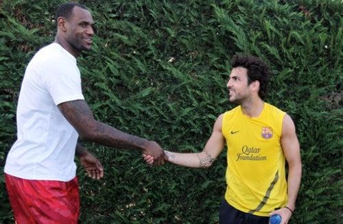 LeBron James visitó al Barcelona y aprovechó para tomarse fotos con Messi y compañía (FOTO: CORTESÍA FUTBOL CLUB BARCELONA)