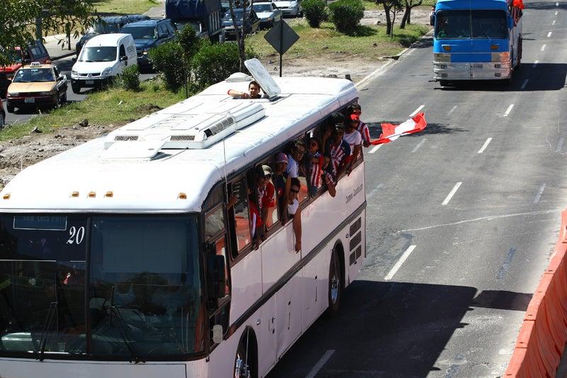La porra de Chivas en su camino al Azteca. FOTO: ESTEBAN LÓPEZ
