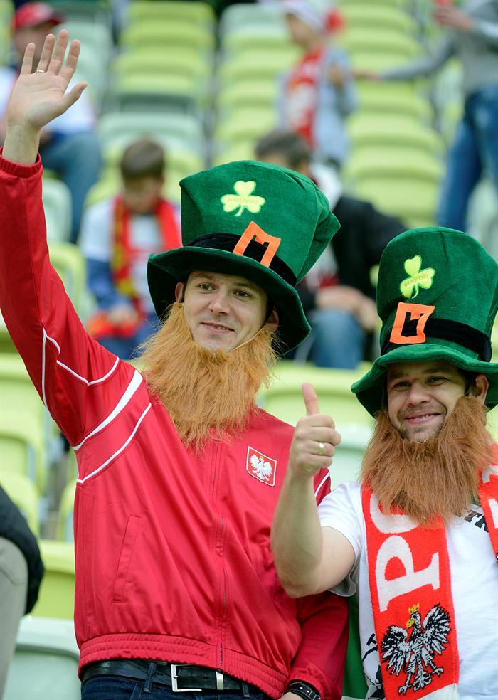 Irlandeses no pierden la oportunidad de lucir sus sombreros | EFE