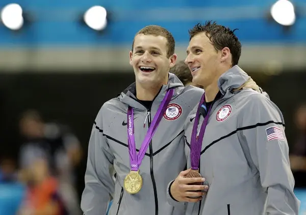 Tyler Clary derrota a Lochte en los 200m dorso