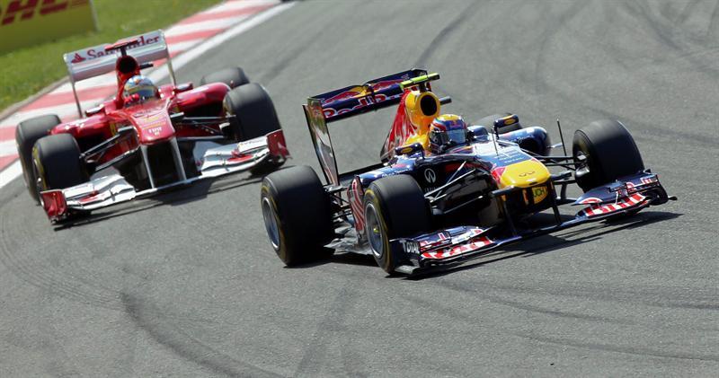 Webber y Alonso disputan el segundo lugar durante en el circuito de Turquía (FOTO: EFE)