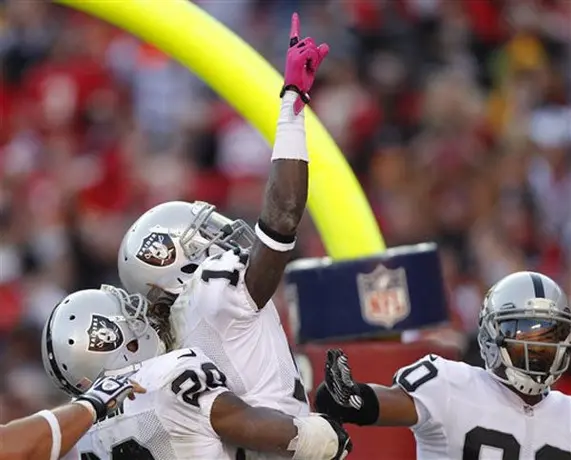 Raiders hunden más a Kansas City