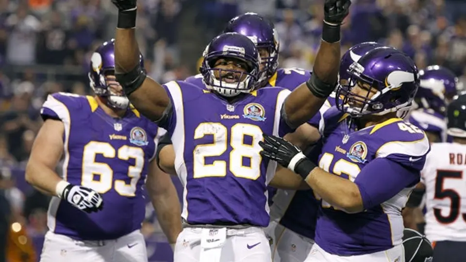 Comandados por Adrian Peterson, Vikingos vence a los Osos 21-14