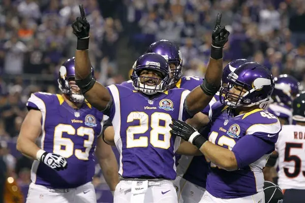 Comandados por Adrian Peterson, Vikingos vence a los Osos 21-14