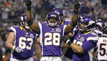 Comandados por Adrian Peterson, Vikingos vence a los Osos 21-14