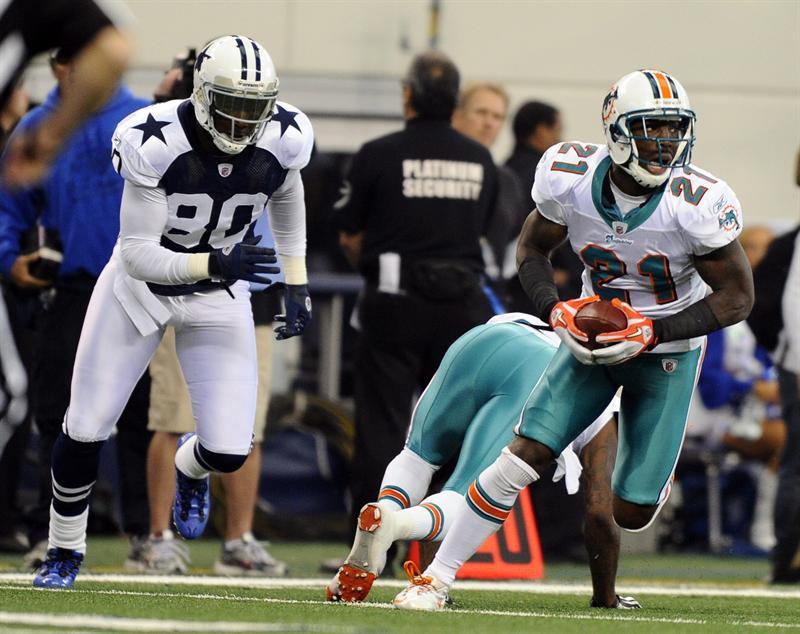 Vontae Davis de los delfines intercepta un pase para Martellus Bennet. FOTO: EFE