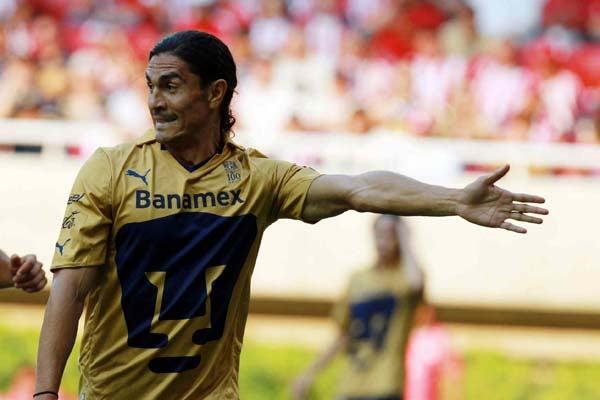 Paco Palencia reclama en el terreno de juego (FOTO: MEXSPORT)