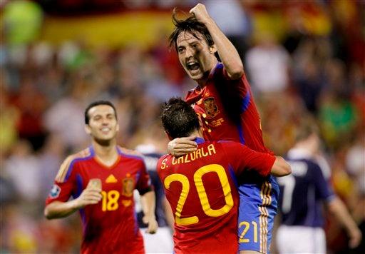 Silva celebra con sus compañeros de equipo. FOTO: AP