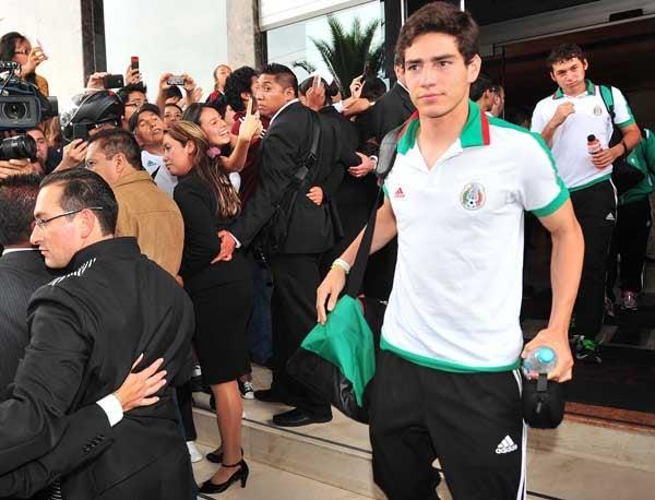 Los seleccionados reciben el apoyo de la afición. FOTO: MIGUEL PONTÓN