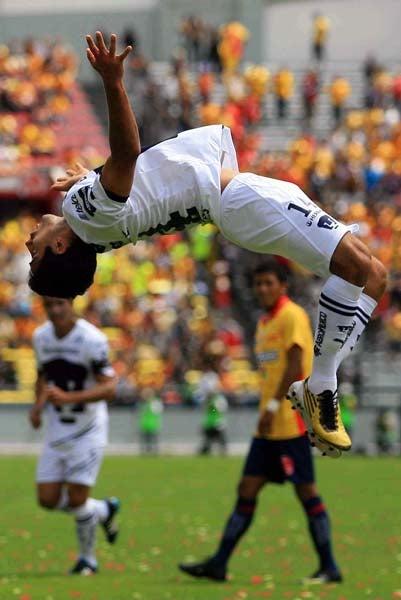 Con un salto hacia atás Fuentes celebra el tanto que le da el triunfo a los universitarios. FOTO: MEXSPORT